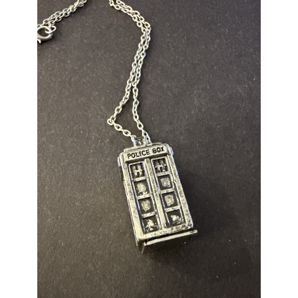 VTG Police Box TARDIS Style Necklace Silver Tone Pendant Dr Who Fan Unmarked